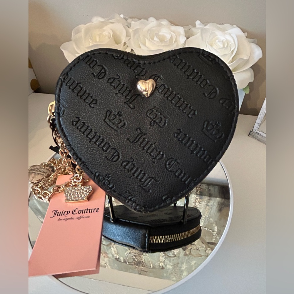 NWT! Juicy Couture Heart Zip Around Wristlet